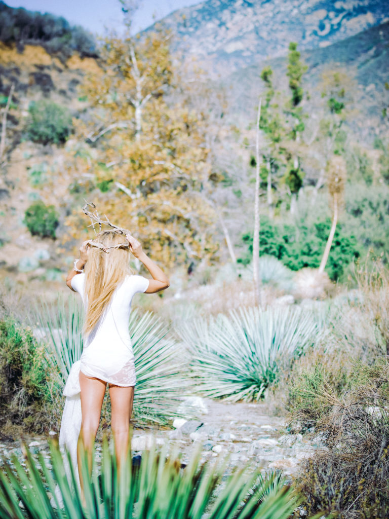 Une femme de dos dans un paysage naturel et sauvage