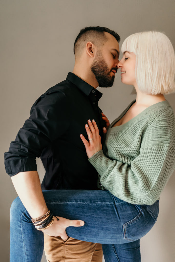 Un homme et une femme sont l'un en face de l'autre prêts à s'embrasser.