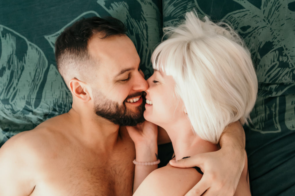 Coulonges sur l Autize - photo d'un homme et une femme allongés sur un lit prêts à s'embrasser