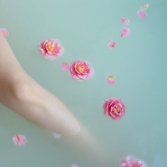 femme dans un bain de fleurs