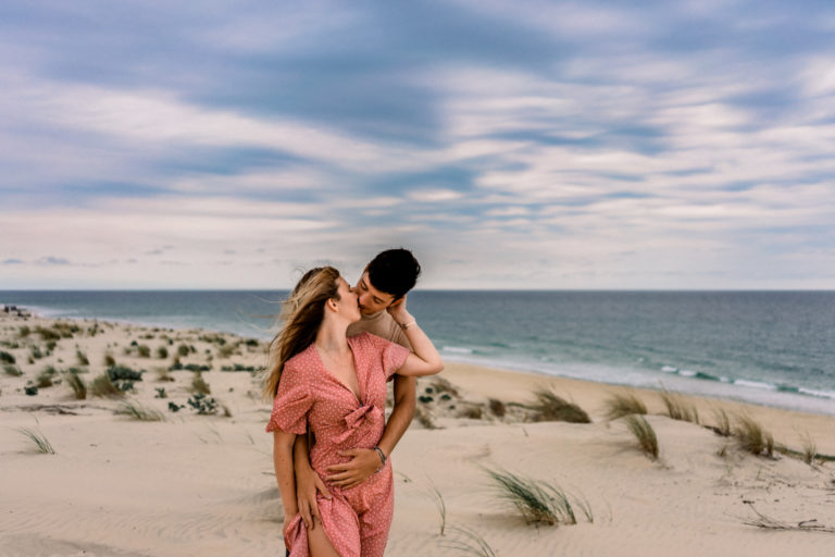 amoureux s'embrassant sur la plage