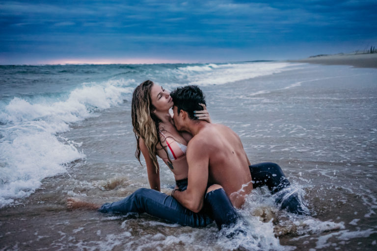 amoureux s'embrassant sur le bord de l'océan