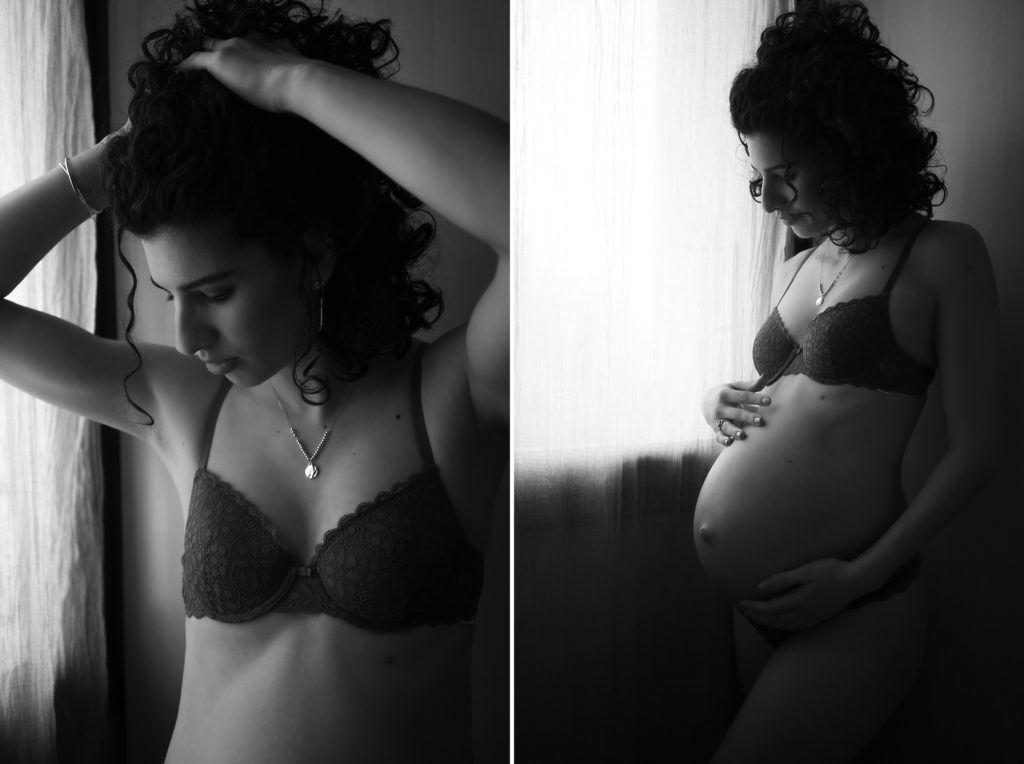 2 photos en noir et blanc d'une femme enceinte en lingerie noire posant devant une fenêtre avec des voilages blancs