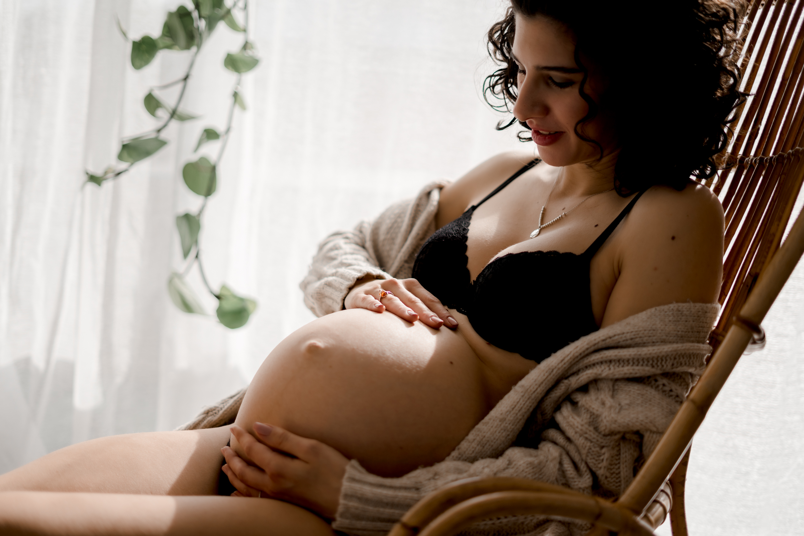 Read more about the article Séance boudoir de maternité : Photographier la magie de la maternité avec amour et confiance