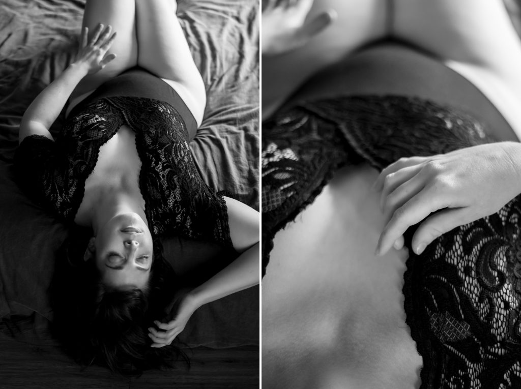 Photo en noir et blanc d'une femme en body à dentelle noire allongée sur le dos