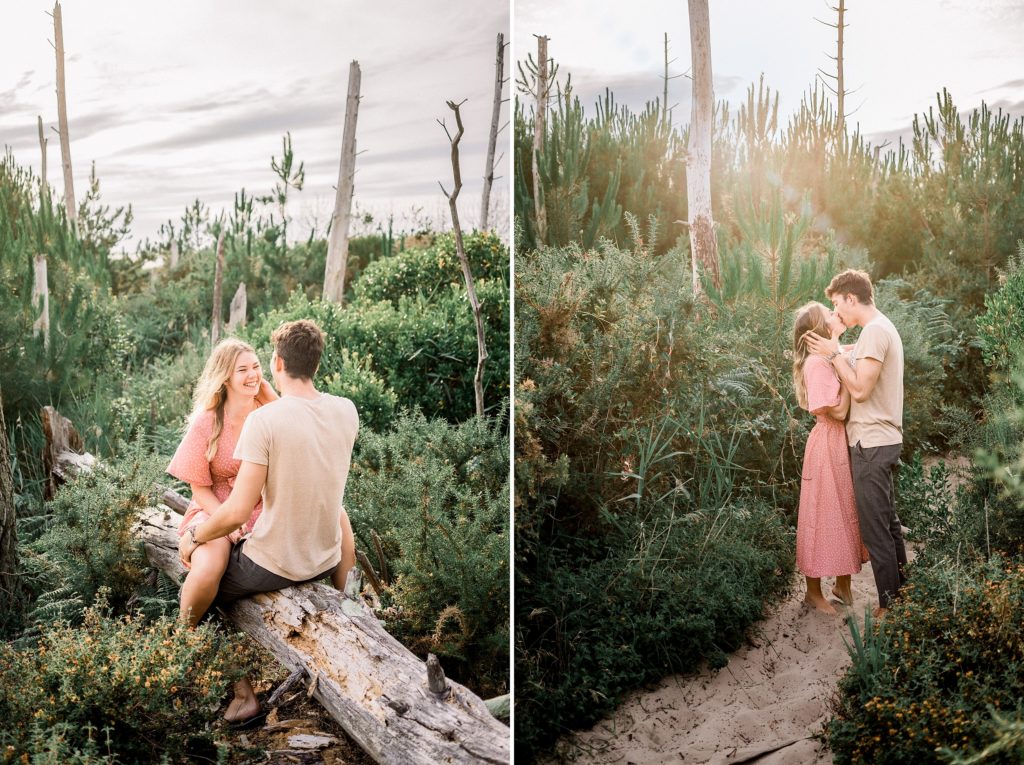 un couple s'embrassant au milieu des pins pendant leur séance photo dans les Landes