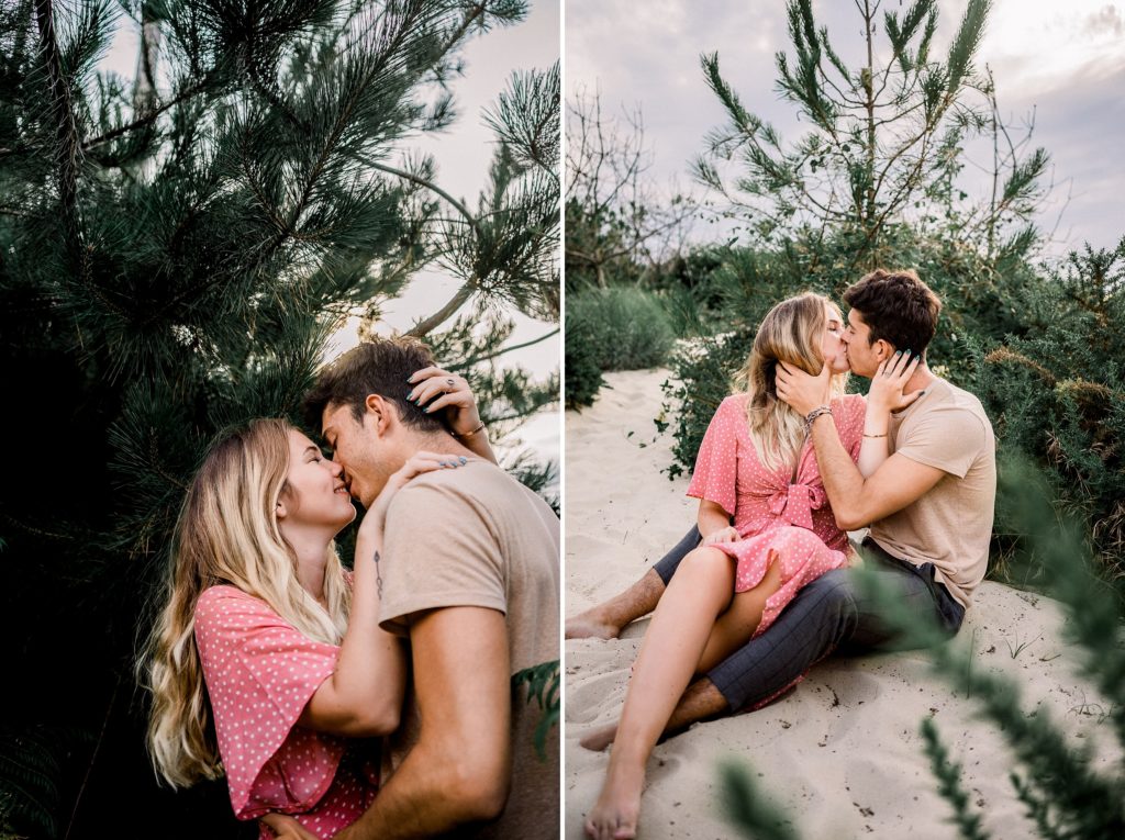 Un homme et une femme entre les dunes et les pins s'embrassent pendant leur séance photo dans les Landes
