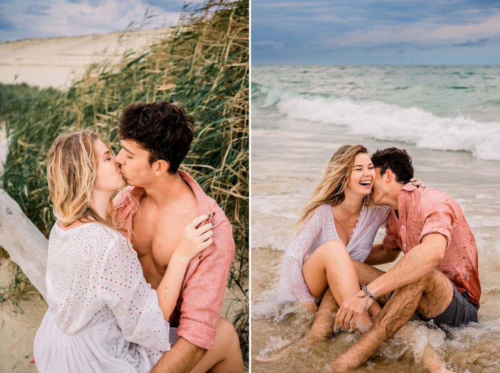 Un couple s'embrasse sur un tronc d'arbre sur une plage puis au bord de l'eau lors de leur séance photo dans les Landes
