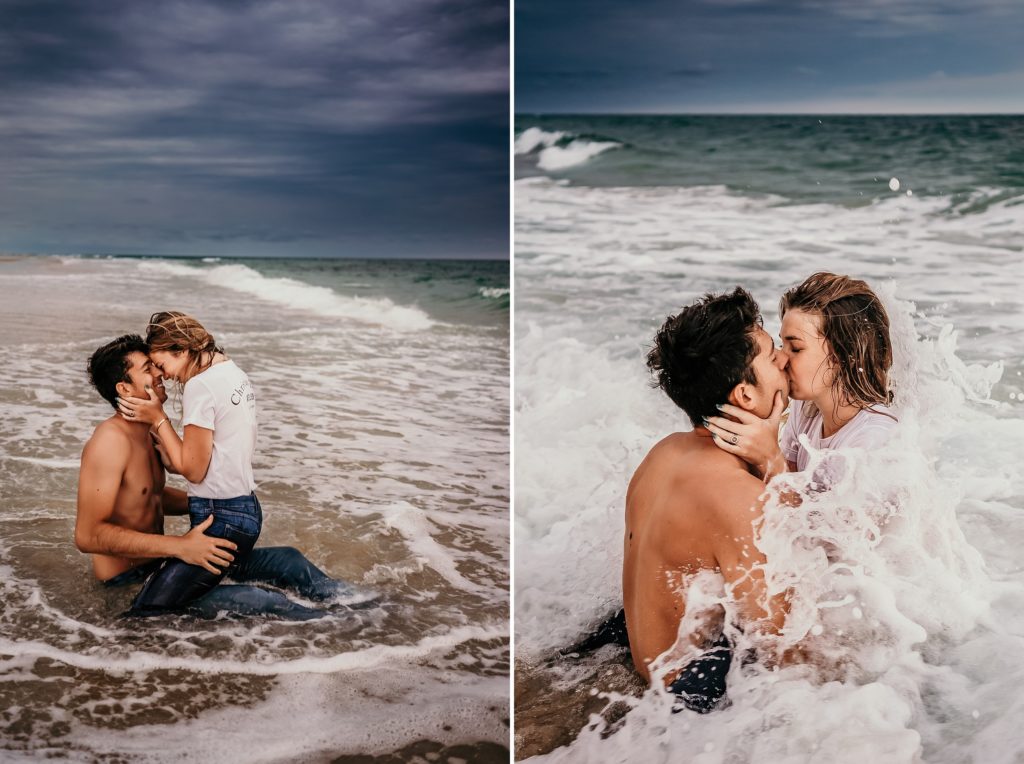 Un couple s'embrassant dans l'océan Atlantique