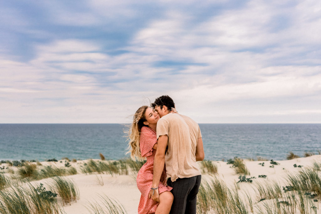 Un couple s'embrasse sur une dune devant l'Océan dans les Landes