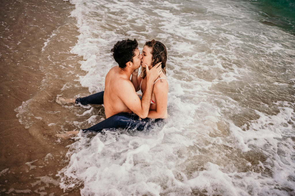 Un couple s'embrassant dans l'océan Atlantique