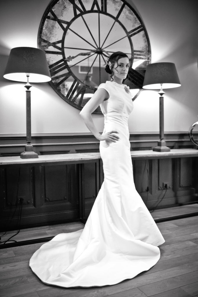 photographie en noir et blanc montrant la photographe de boudoir Aurélie le jour de son mariage