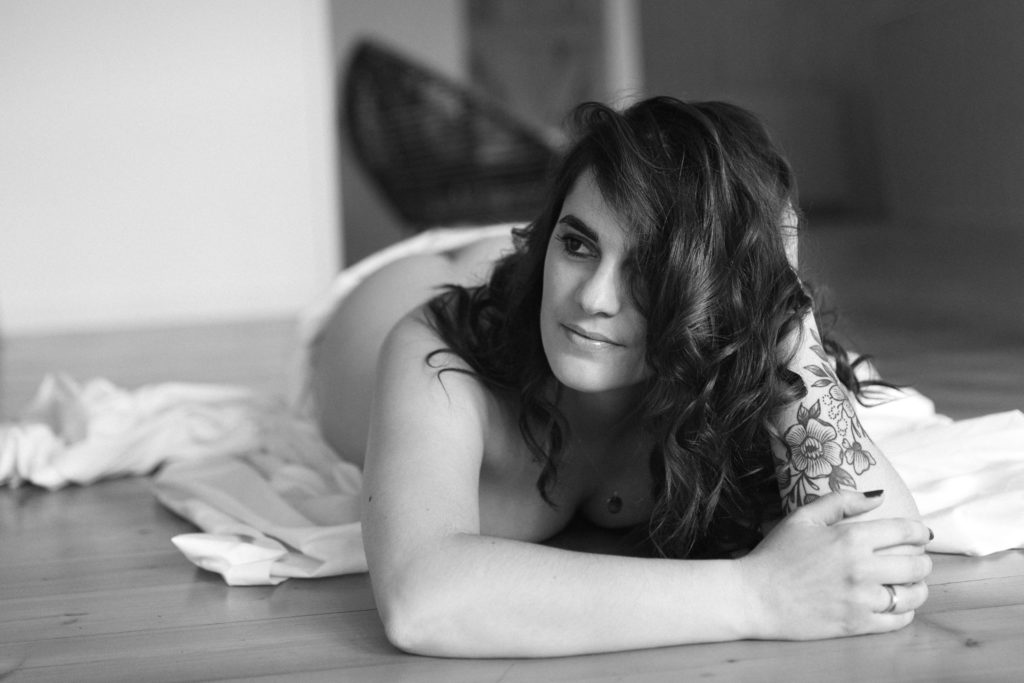 photographie en noir et blanc montrant la photographe Aurélie lors d'une séance de boudoir