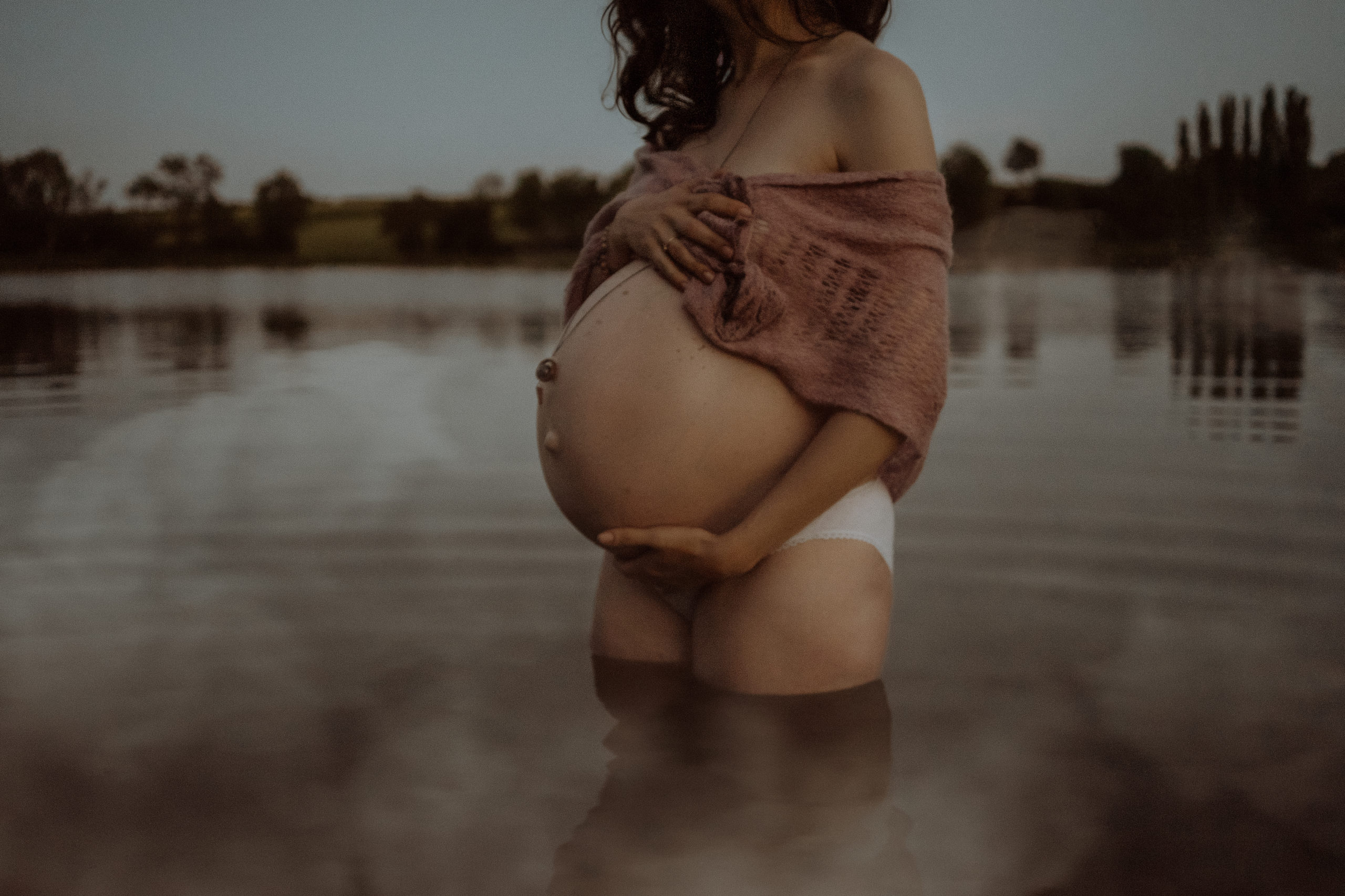 Read more about the article Photos de maternité dans un lac : une expérience unique et magique