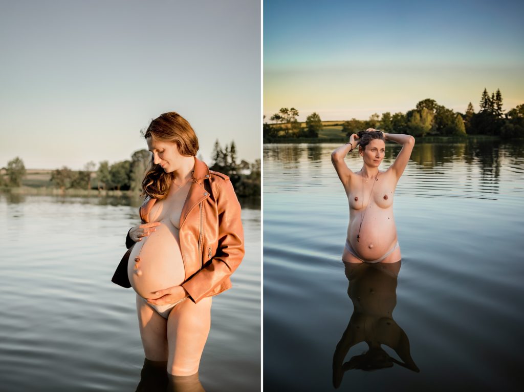 Femme enceinte portant un perfecto en cuir marron ouvert sur son ventre lors d'une séance photos de maternité dans un lac