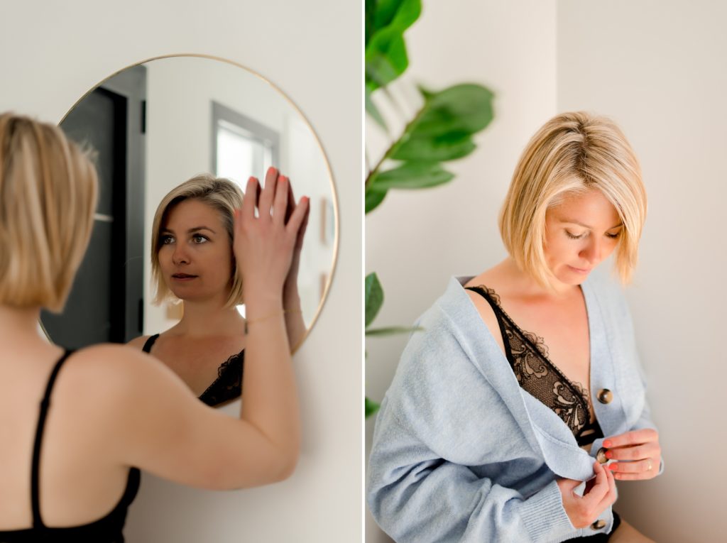 Diptyque de la séance d'Emmanuelle sur l'estime de soi. Sur la photo de gauche elle se regarde en sous-vêtement dans un miroir. Sur la photo de droite, elle déboutonne son gilet en maille bleu pour dévoiler une lingerie à dentelle noire.