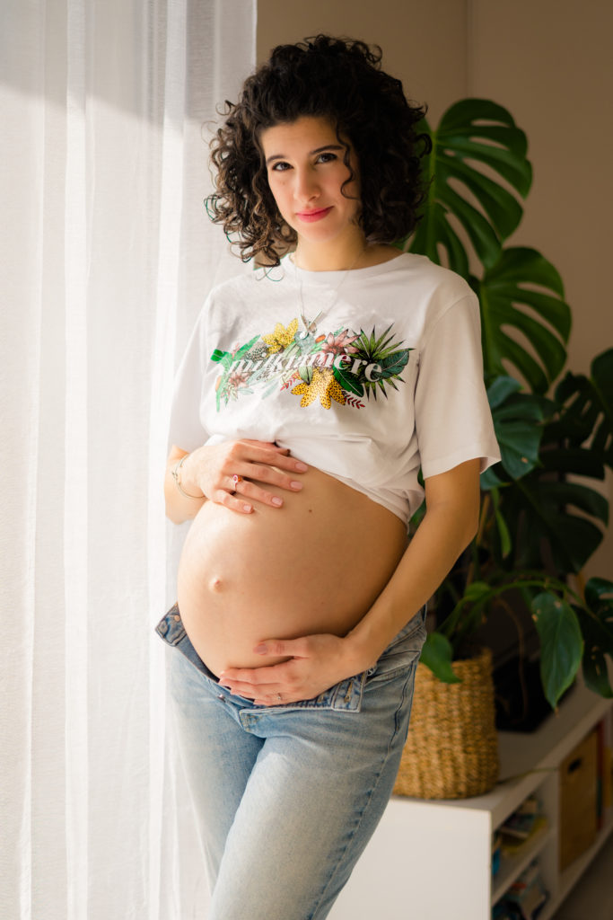 Manon pendant sa séance photos de maternité avec un jean et un t-shirt Milktamère de la marque Tajinebanane